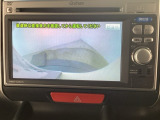 【バックカメラ】運転が苦手な方も車庫入れラクラクです!ギアをリバースに入れれば自動的に切り換わりますので、面倒な操作は不要です♪狭い駐車場もお車を傷つけず安心ですね!