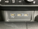 エアコン操作パネルの下に、スマートフォンなどの充電可能なUSB端子が2個、音源などの外部入力の可能なUSB端子が1個ついています。移動中に充電もできるので便利です。