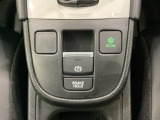セレクトレバーの下に電子制御パーキングブレーキがあります。スイッチひとつで、停車した地点の傾斜などをシステムが検知・判断してブレーキ力を自動的に最適制御し、しっかり停車できるパーキングシステムです。