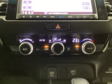 オートエアコンがついてますので、お好みの温度をセットするだけで風の強さや風量を自動で調整します。スイッチやダイヤル類も簡単操作で快適に過ごせます。