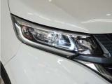 【LEDヘッドライト】省電力で、明るく遠くまで照らし、夜道や雨天などの走行の際、安心感を高めます。オートライト機構で周囲の明るさを感知し、自動で点灯、消灯します。