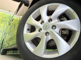 【純正16インチアルミホイール】外観にマッチした純正アルミホイールを装着しております。各種社外アルミホイールや、スタッドレスタイヤも取扱いしております。是非ご相談ください♪