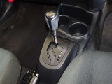操作が楽なフロアシフトです、レバー式パーキングブレーキで足元インパネ周りもすっきりしています。