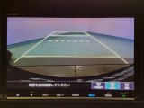 【バックカメラ】運転が苦手な方も車庫入れラクラクです!ギアをリバースに入れれば自動的に切り換わりますので、面倒な操作は不要です♪狭い駐車場もお車を傷つけず安心ですね!