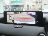 オプション装着の360&deg;ビューモニターでは、両サイドとフロント、バックカメラの合成で、あたかも上空から見下ろした様に周囲を確認して頂けます。駐車場だけでなく、T字路等でも活躍のアイテムです。