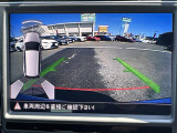 【全方位モニター】クルマを真上から見下ろした視点で駐車をサポートします!死角からの障害物にいち早く気が付くことができます。