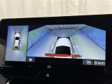 パノラミックビューモニターを装備。駐車場や交差点でクルマを真上から見るように周囲を確認できます。機能の詳細は販売店スタッフまでおたずねください。
