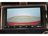 バックモニター付き。車両後方の映像をナビ画面に表示し、駐車などの後退操作をサポートします。