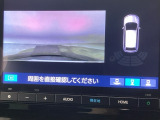 【バックカメラ】運転が苦手な方も車庫入れラクラクです!ギアをリバースに入れれば自動的に切り換わりますので、面倒な操作は不要です♪狭い駐車場もお車を傷つけず安心ですね!
