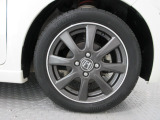 純正15インチアルミホイールを装着しています。