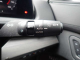 オートライト機能が装備されており暗い場所に入ると車両が検知しライトのON・OFFを自動的に切り替えてくれますので非常に便利な装備です♪