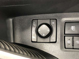 電動格納式ドアミラー付き。駐車場へ停めた時に、ボタン一つで左右のドアミラーをたたむ事ができます。