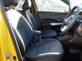 運転席シート。アームレスト有ります。