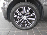 外観にマッチした純正アルミホイール装着しています。各種社外アルミホイールやスタッドレスタイヤも取扱しております。是非ご相談ください♪