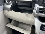 助手席側収納。上下に分かれていてたっぷり収納できますので便利ですよ。