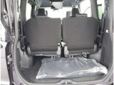 通常のラゲージスペースです。フロアマットもございます。