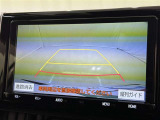 後方の見える安心をお届けするバックガイドモニター付:バックするときのアシストラインもあって楽々バック!車庫入れや縦列駐車をサポートし、苦手な駐車も安心です!今やもう手放せない装備ですネ♪