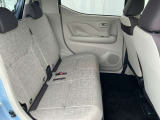 リアシートも足元ゆったり。4人乗車時も広々空間。スライド&リクライニング機能付きです。