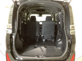3列目シートを跳ね上げればラゲッジスペースを更に広く使えます。