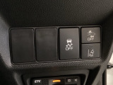 Hondaセンシング用の、VSA(ABS+TCS+横滑り抑制)解除と路外逸脱抑制機能のオンオフスイッチなどはハンドルの右側に装備しています。