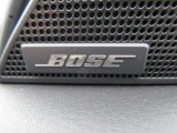 BOSEサウンドシステムを搭載。「良い音を出す」ではなく、その車種のごとに特徴を計算(車種専用設計)し、「反響音」を作り出すことによってどの座席でも自分中心で音が聴こえ、「心地よい空間」を作り出します。