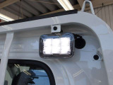 夜間・朝方の作業時など暗い場所で活躍が期待できるLEDの大型荷台作業灯を備えております!