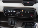 【オートエアコン】温度を設定すれば自動で快適な車内温度を保ちます。エアコン内部の高性能脱臭フィルターで車内のアレルゲンや花粉を除去。