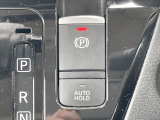 【オートブレーキホールド】信号待ちや渋滞で停車時にブレーキから足を離しても、停止状態を保持してくれます。前進するときはアクセルを踏めば自動で解除されるので安心
