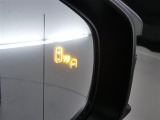 隣車線を走る車両をレーダーで検知し、ドアミラーでは確認しにくい後側方エリアに存在する車両に加え、急接近してくる車両も検知します。車両を検知するとドアミラーに搭載されたLEDインジケーターが点灯します。