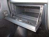 ダッシュボードには、十分な容量の収納BOXがあり、いつもすっきりとした車内、ほしい場所にちょうど良い収納を備えてます。色々しまえて便利ですよ!