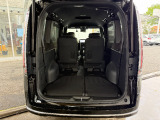 リアラゲッジルームアレンジ後のお写真です。シートを畳むとここまでの広さが御座います。沢山の荷物を積むことが出来ますね♪