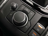 「MAZDAコネクト」コマンダー部 手元を見ることなく操作出来るように左手を自然に降ろした位置に設置。シンプルで使いやすく、機能を覚えやすいボタン配置になっています。