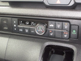 エアコンはオートエアコンでお好みの温度調整が出来、オールシーズン快適にドライブできます!フロントシートの座面に2段階調節のシートヒーターを内蔵。身体を直接温めることができます。