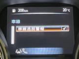 【車線逸脱警報】道路上の白(黄)線を認識し、意図せず走行中の車線からはみ出しそうになった時、メーター内の警告灯とブザーで注意喚起してくれる安心・安全機能です♪