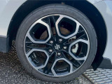 【純正ホイール】外観にマッチした純正アルミホイールを装着しております。