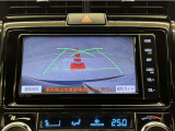バックモニター付きです。車の後方に小型カメラが付いており、バックする際の後方の様子をモニター上に表示します。