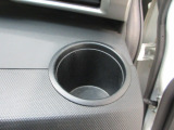運転席側の手の届きやすい位置にドリンクホルダーが付いています。