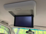 【フリップダウンモニター】大画面モニターで後席でもエンタメをお楽しみいただけます。小さなお子様にも大人気の装備です♪