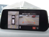 車両の前後左右にある4つのカメラを合成することで、まるでご自身のクルマを空から見ているような俯瞰での映像を映し出してくれます。バック時ももちろんのこと、前進時に視界の悪い交差点でも役に立ちますね。