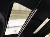 【左右独立ムーンルーフ】2列目左右席にそれぞれ配置されたガラスルーフ!日差しに合わせて片側だけシェードを閉めることも可能です!