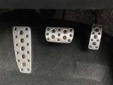 アクセルペダル、ブレ-キペダル、フットレストはアルミペダルタイプになっています。