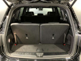 トランク容量は同一他社車両より広く、旅行やゴルフ等様々な場面で役立ちます。