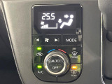 【オートエアコン】一度お好みの温度に設定すれば、車内の温度を検知し風量や温度を自動で調整。暑い&hellip;寒い&hellip;と何度もスイッチ操作をする必要はありません。快適な車内空間には必須の機能ですね♪