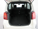 リヤシートを畳むと荷室がさらに広くなります。