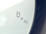 【ブラインドスポットモニター】走行中、ドアミラーの死角になりやすい箇所に後続車が接近するとサイドミラー付近に警告を表示、ドライバーに注意喚起をしてくれます。