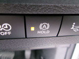 信号待ちの間などの停止中にブレーキペダルから足を離しても、そのまま停止し続けてくれるのが、「オートブレーキホールド機能」。