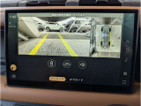 360&deg;サラウンドカメラ】全周囲のカメラを繋ぎ合わせ上からのアングルを画面上に映し出します。見やすい為バックも安全に運転できます。