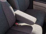 【フロントのアームレスト】前席はアームレスト付きです。肘を置いてゆったりとした姿で運転できます。