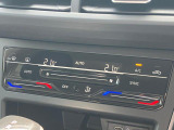 2ゾーンフルオートエアコン。運転席、助手席それぞれ独立した温度調整が可能です。タッチコントロールが採用され、スマートフォンのような感覚で操作できます。