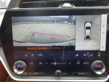 【パノラミックビューモニター】車両の前後左右に搭載したカメラから取り込んだ映像を合成し、車両を上から見たような映像をナビゲーション画面に表示。運転席から目視しにくいエリアも確認することができます。